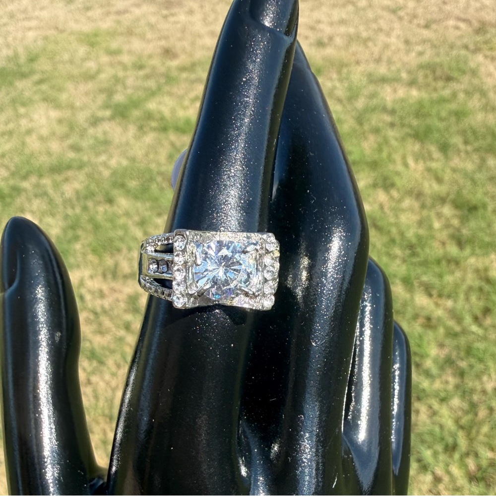 NWT Elegant Silver Princess Cut Women's Silver Tone Fashion Ring
